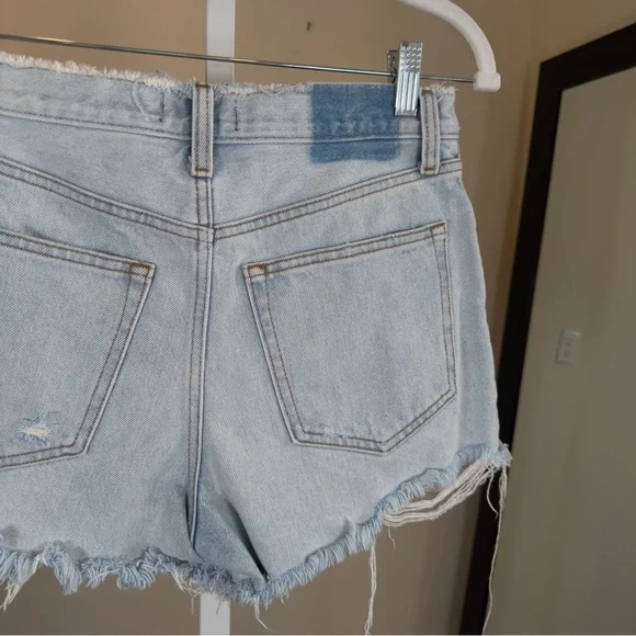 Abercrombie & Fitch Annie High Rise Short - Light Wash Distressed - Size 27/4 - Picture 3 of 4